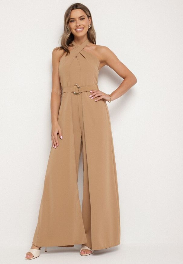 Born2be - Ciemnobeżowy Koktajlowy Kombinezon Wiązany na Szyję z Paskiem Melafela. Okazja: na imprezę. Kolor: beżowy. Materiał: materiał. Styl: wizytowy