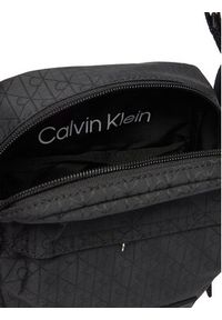 Calvin Klein Saszetka Utility Emblem Reporter LV04D3303G Czarny. Kolor: czarny. Materiał: materiał #3