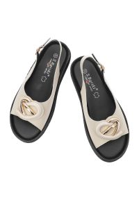 Sandały damskie S.Barski, cholewka ze skóry naturalnej licowej model na płaskiej podeszwie z ozdobną broszką, beżowe, KV61-6047. Kolor: beżowy. Materiał: skóra. Obcas: na płaskiej podeszwie #3