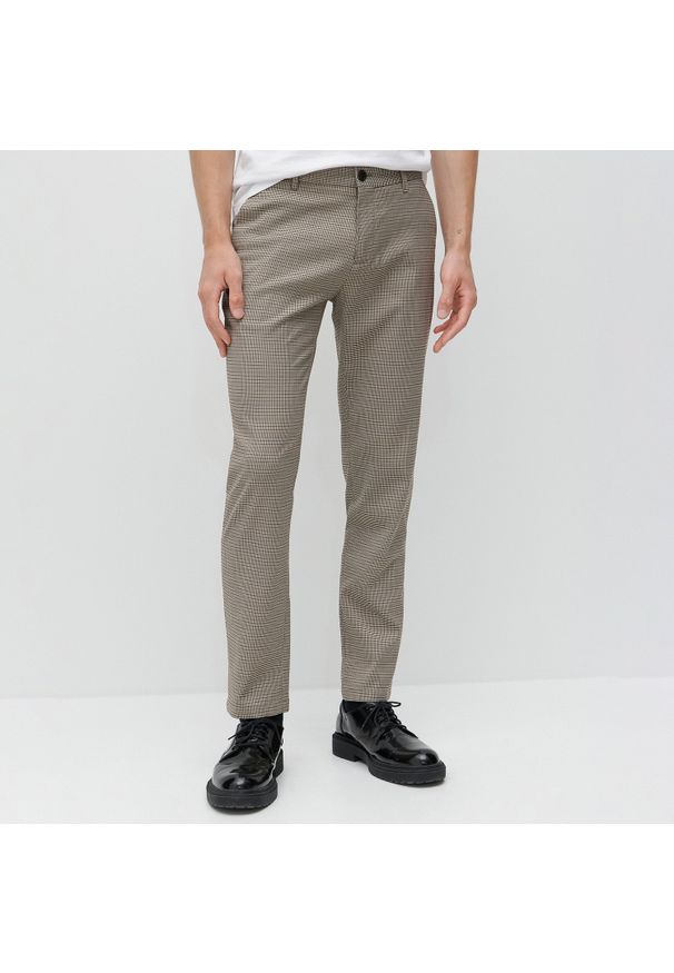 Reserved - Spodnie w pepitkę slim cropped - Beżowy. Kolor: beżowy