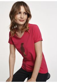 Ochnik - Różowy T-shirt damski z aplikacją wilgi. Okazja: na co dzień. Kolor: różowy. Materiał: bawełna. Długość: krótkie. Wzór: aplikacja. Styl: casual #1