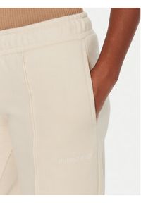 Guess Jeans Spodnie dresowe W5BB04 KC811 Beżowy Wide Leg. Kolor: beżowy. Materiał: bawełna