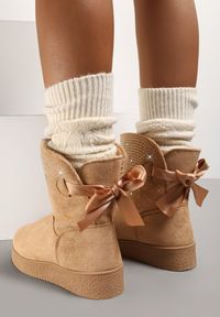 Renee - Beżowe Śniegowce Susitna. Nosek buta: okrągły. Zapięcie: bez zapięcia. Kolor: beżowy. Szerokość cholewki: normalna. Wzór: aplikacja. Wysokość cholewki: przed kolano. Materiał: futro, materiał, satyna. Sezon: zima. Styl: glamour #5