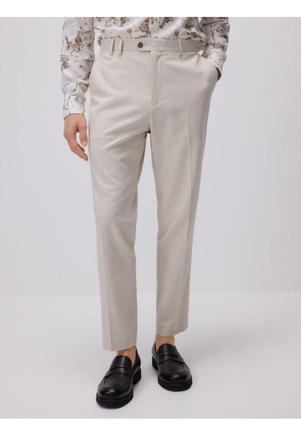 Reserved - Spodnie garniturowe z kantem - beżowy. Kolor: beżowy. Materiał: tkanina, len