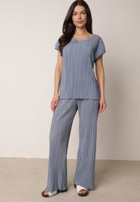 Born2be - Niebieskie Szerokie Spodnie z Wysokim Stanem ze Zwiewnej Tkaniny z Plisami Galiris. Okazja: do pracy, na co dzień, na spotkanie biznesowe. Stan: podwyższony. Kolor: niebieski. Materiał: tkanina. Długość: długie. Styl: elegancki, biznesowy, casual #1