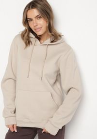 Born2be - Beżowa Bluza z Kapturem i Kangurkową Kieszenią Envila. Okazja: na co dzień. Typ kołnierza: kaptur. Kolor: beżowy. Materiał: jeans. Styl: elegancki, casual