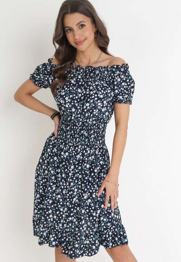 Born2be - Granatowa Bawełniana Sukienka Hiszpanka w Kwiaty z Marszczoną Gumką w Talii Rosaliya. Typ kołnierza: dekolt hiszpanka. Kolor: niebieski. Materiał: bawełna. Wzór: kwiaty