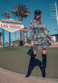 Born2be - Szara Sukienka Mini z Gumką w Talii i Falbankami na Dole Florolin. Typ kołnierza: kołnierz z falbankami. Kolor: szary. Wzór: motyw zwierzęcy, aplikacja, paski. Typ sukienki: rozkloszowane. Długość: mini #8