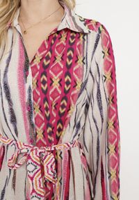 Born2be - Fuksjowo-Beżowa Sukienka Koszulowa z Mozaikowym Wzorem i Wiązanym Paskiem Lilimea. Kolor: różowy. Materiał: tkanina. Typ sukienki: koszulowe #2