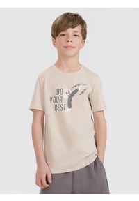 4f - 4F T-shirt regular z nadrukiem chłopięcy - beżowy 152 (11-12 lat). Okazja: na co dzień. Kolor: beżowy. Materiał: dzianina, jersey, bawełna. Długość rękawa: krótki rękaw. Długość: krótkie. Wzór: nadruk. Sezon: lato. Styl: casual, klasyczny, sportowy #1