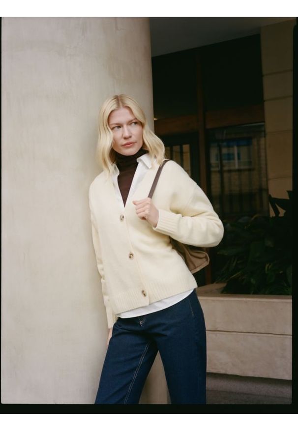 Reserved - Wełniany kardigan - jasnożółty. Kolor: żółty. Materiał: wełna