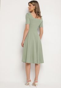 Born2be - Jasnozielona Sukienka z Bufiastymi Rękawami Nerilune. Kolor: zielony. Styl: klasyczny, elegancki #5