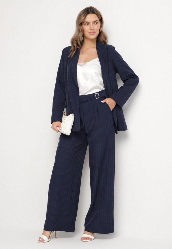 Born2be - Granatowe Garniturowe Spodnie Szerokie z Wiskozą i Paskiem Ellifira. Okazja: na spotkanie biznesowe, na co dzień. Kolor: niebieski. Materiał: wiskoza. Styl: elegancki, biznesowy, casual