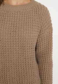 Born2be - Ciemnobeżowy Sweter z Dodatkiem Wiskozy i Ozdobnym Splotem Riavellea. Okazja: na co dzień, na spotkanie biznesowe. Kolor: beżowy. Materiał: wiskoza. Wzór: ze splotem. Styl: casual, biznesowy, elegancki #4