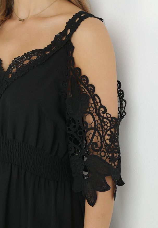Born2be - Czarna Sukienka Mini Hiszpanka na Ramiączkach z Koronkowymi Rękawami i Gumką w Pasie Giovati. Okazja: na co dzień. Typ kołnierza: dekolt hiszpanka. Kolor: czarny. Materiał: koronka. Długość rękawa: na ramiączkach. Styl: casual. Długość: mini