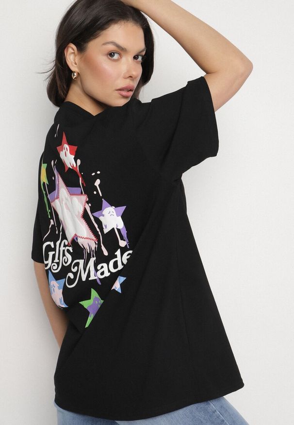Born2be - Czarny T-shirt z Bawełną Ozdobiony Gwiazdami Karretia. Okazja: na co dzień. Kolor: czarny. Materiał: bawełna. Wzór: aplikacja. Styl: elegancki, casual