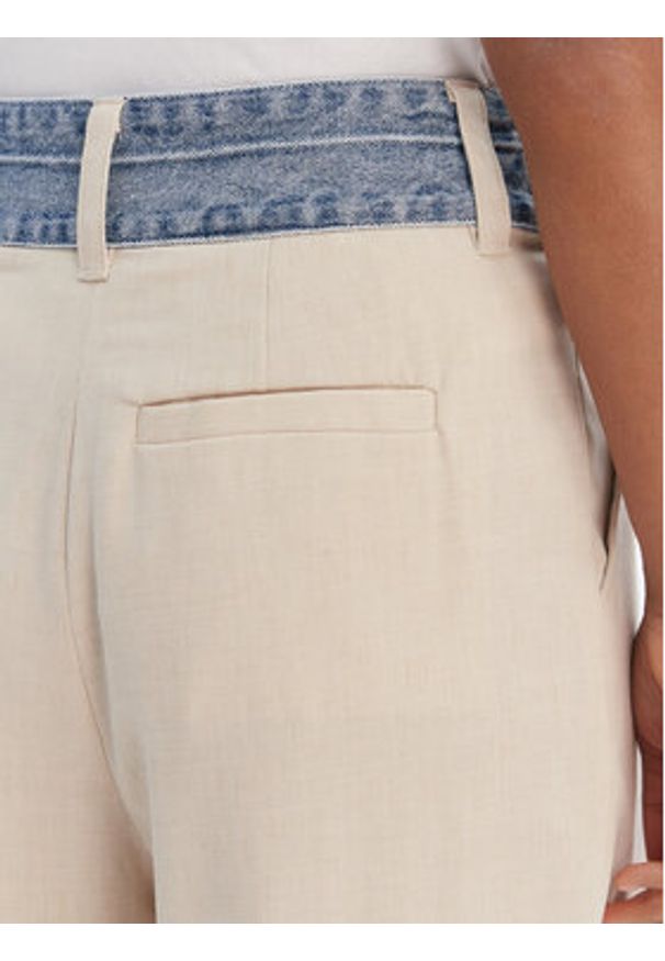 Desigual Spodnie materiałowe 26SWPW28 Beżowy Regular Fit. Kolor: beżowy. Materiał: syntetyk, wiskoza