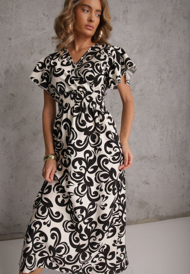 Renee - Czarna Taliowana Sukienka z Wiskozy z Kopertowym Dekoltem Jynaela. Typ kołnierza: dekolt kopertowy. Kolor: czarny. Materiał: wiskoza. Wzór: nadruk. Typ sukienki: kopertowe. Styl: boho