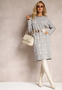 Renee - Szara Dzianinowa Sukienka Oversize z Naszytymi Kieszeniami w Kratę Deliuba. Kolor: szary. Materiał: dzianina. Wzór: aplikacja. Typ sukienki: oversize #4