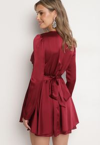 Born2be - Bordowa Satynowa Sukienka Mini z Głębokim Dekoltem i Wiązaniem z Tyłu Liadan. Okazja: na imprezę. Kolor: czerwony. Materiał: satyna. Styl: elegancki. Długość: mini #6
