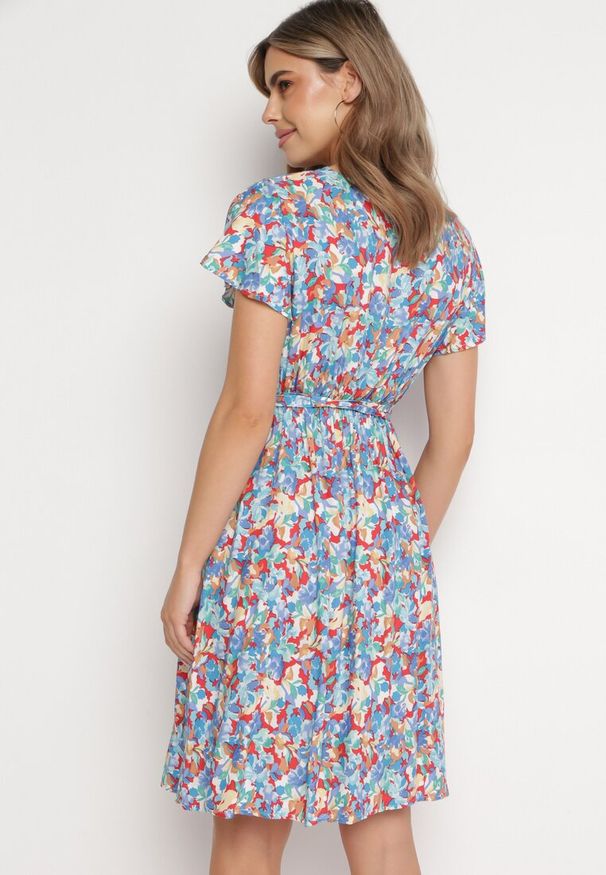 Born2be - Niebiesko-Czerwona Sukienka Midi z Wiskozowej Tkaniny w Kwiaty Relas. Typ kołnierza: dekolt kopertowy. Kolor: niebieski. Materiał: wiskoza, tkanina. Długość rękawa: krótki rękaw. Wzór: kwiaty. Typ sukienki: kopertowe. Styl: wakacyjny. Długość: midi