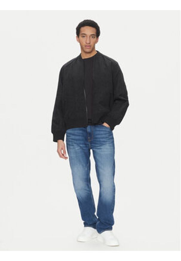 Calvin Klein Jeans Kurtka bomber J30J322938 Czarny Relaxed Fit. Kolor: czarny. Materiał: syntetyk