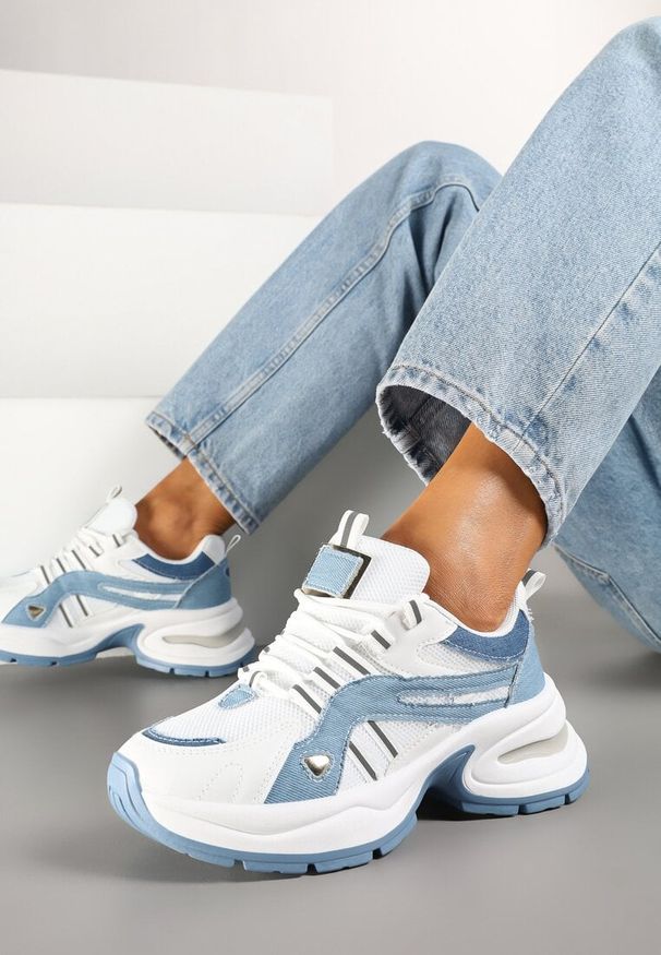 Renee - Niebiesko-Białe Sneakersy na Platformie z Geometrycznym Motywem Nyramia. Okazja: na co dzień. Kolor: niebieski. Materiał: jeans. Wzór: geometria. Obcas: na platformie