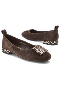 Czółenka damskie S.Barski, cholewka ze skóry naturalnej zamszowej wsuwany fason z zabudowanym przodem , brązowe, CR61-3040. Kolor: brązowy. Materiał: skóra, zamsz. Szerokość cholewki: normalna #7