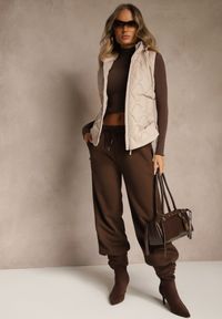 Renee - Ciemnobeżowa Kamizelka z Odpinanym Kapturem i Pikowanym Wzorem Tiozarе. Okazja: na co dzień. Kolor: beżowy. Materiał: jeans. Sezon: jesień. Styl: casual #4