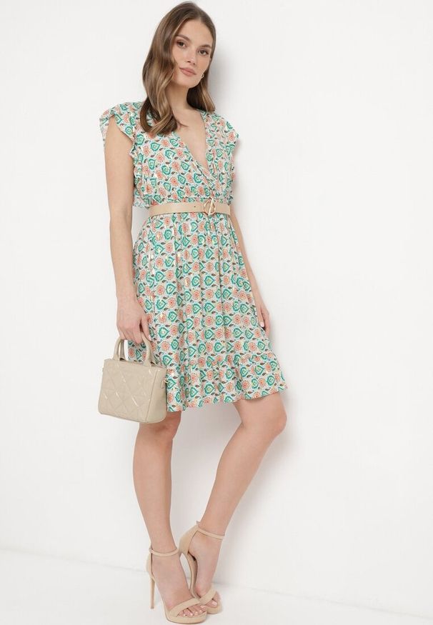 Born2be - Zielona Sukienka Mini z Wiskozy w Mozaikowy Wzór z Gumką w Pasie Lariaa. Okazja: na co dzień. Typ kołnierza: dekolt w serek, kołnierz z falbankami. Kolor: zielony. Materiał: wiskoza. Długość rękawa: na ramiączkach. Typ sukienki: rozkloszowane. Styl: casual, elegancki. Długość: mini