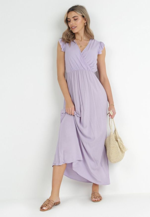 Born2be - Fioletowa Sukienka Maxi z Gumką w Talii z Falbankami z Wiskozy Harria. Typ kołnierza: kołnierz z falbankami. Kolor: fioletowy. Materiał: wiskoza. Sezon: wiosna, lato. Długość: maxi