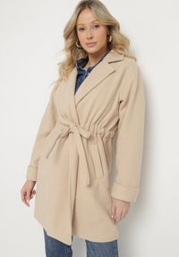 Born2be - Beżowy Płaszcz o Szlafrokowym Kroju z Marszczeniem w Talii i Wiązanym Paskiem Sartissa. Okazja: na co dzień. Kolor: beżowy. Materiał: jeans. Długość rękawa: długi rękaw. Długość: długie. Styl: klasyczny, casual, elegancki #1
