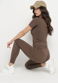 Born2be - Brązowy Komplet Sportowy Legginsy i Dopasowany T-shirt Silendria. Kolor: brązowy #3
