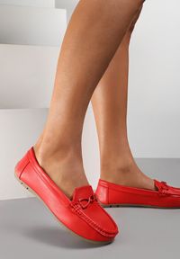 Renee - Czerwone Mokasyny Caeenia. Wysokość cholewki: przed kostkę. Nosek buta: okrągły. Kolor: czerwony. Szerokość cholewki: normalna. Wzór: gładki, aplikacja. Obcas: na płaskiej podeszwie. Styl: elegancki #6