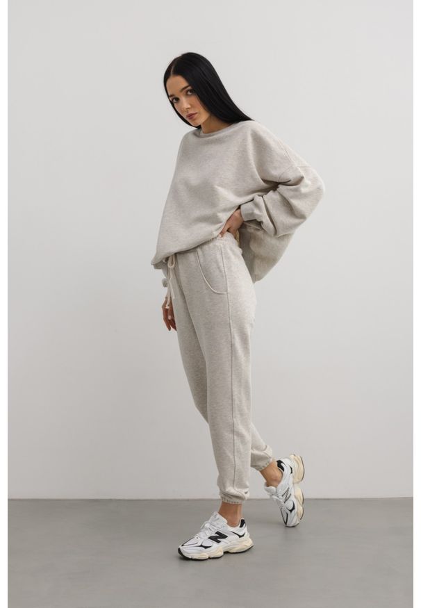 Marsala - Spodnie dresowe typu jogger w kolorze SILVER MOON - DRIPS. Stan: podwyższony. Materiał: dresówka. Wzór: melanż. Styl: elegancki