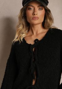 Renee - Czarny Kardigan z Wełną Bawełną i Wiskozą Ozdobiony Wiązaniem Lilassea. Typ kołnierza: dekolt w serek. Kolor: czarny. Materiał: bawełna, wiskoza, wełna. Wzór: aplikacja. Styl: klasyczny, elegancki #5