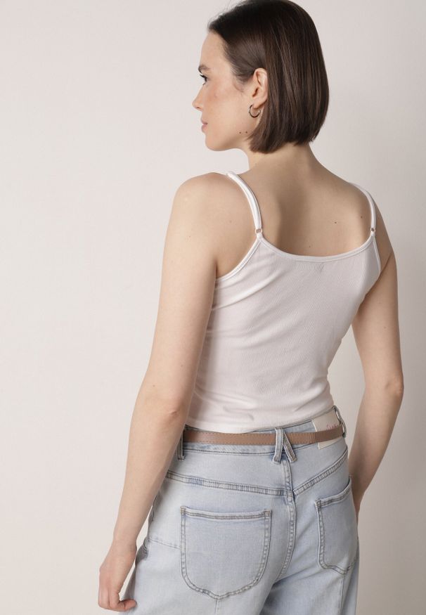 Born2be - Biały Top na Ramiączkach z Prążkowanej Tkaniny z Bawełny z Guzikami Bermisa. Okazja: na co dzień. Kolor: biały. Materiał: bawełna, tkanina, prążkowany. Długość rękawa: na ramiączkach. Styl: elegancki, casual