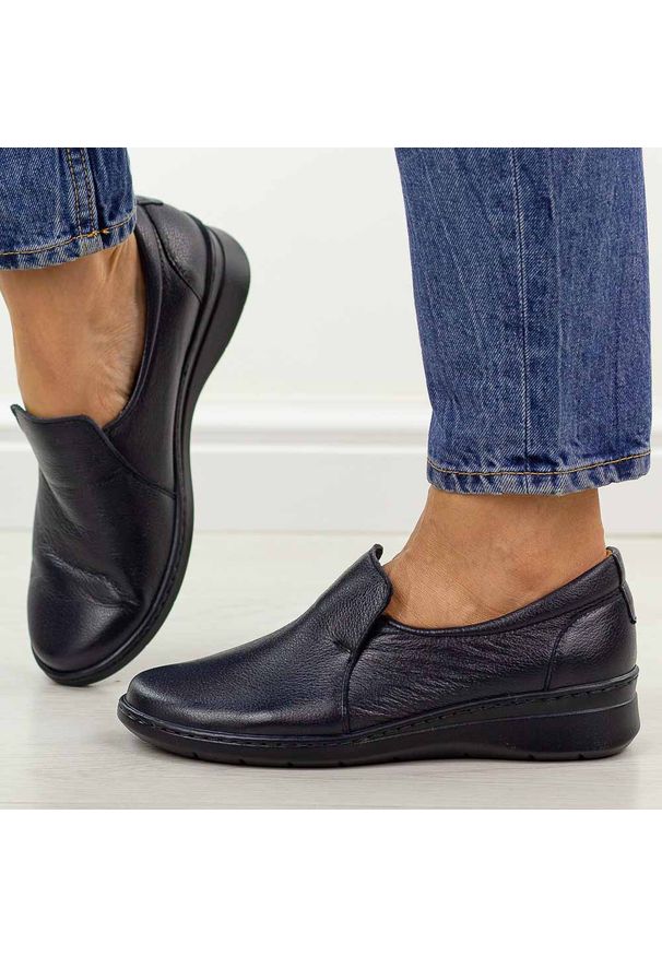 Granatowe skórzane Polskie półbuty damskie Góral 1798. Okazja: na co dzień. Nosek buta: okrągły. Kolor: niebieski. Materiał: skóra. Szerokość cholewki: normalna. Sezon: wiosna, jesień, lato. Styl: casual, klasyczny