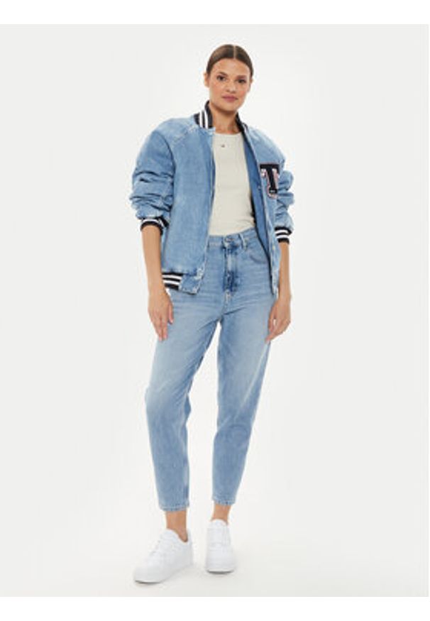 Tommy Jeans Kurtka jeansowa Letterman DW0DW18202 Niebieski Oversize. Kolor: niebieski. Materiał: bawełna