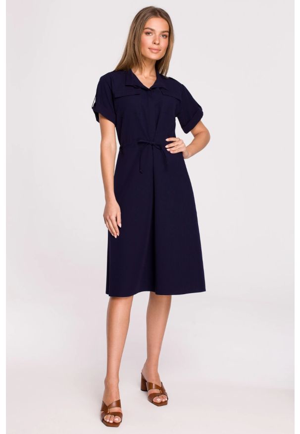 Sukienki.shop - Sukienka koszulowa trapezowa granatowa szmizjerka z wiązaniem. Okazja: na co dzień, do pracy. Kolor: niebieski. Typ sukienki: szmizjerki, trapezowe, koszulowe. Styl: casual