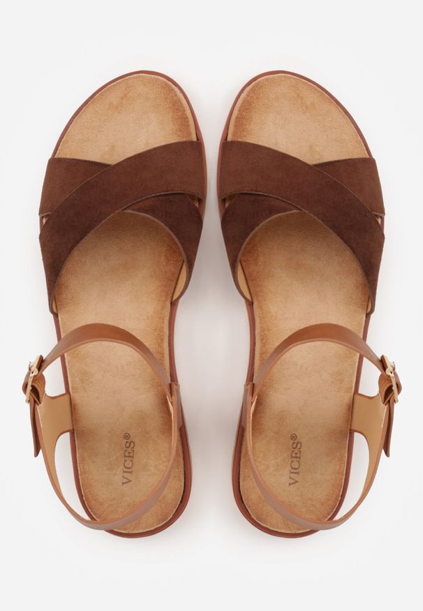 Born2be - Ciemnobrązowe Sandały VICES na Płaskiej Podeszwie z Paskiem w Kształcie X Doriven. Okazja: na co dzień, na randkę, na spacer. Zapięcie: pasek. Kolor: brązowy. Materiał: len. Sezon: lato. Obcas: na płaskiej podeszwie. Styl: elegancki, casual