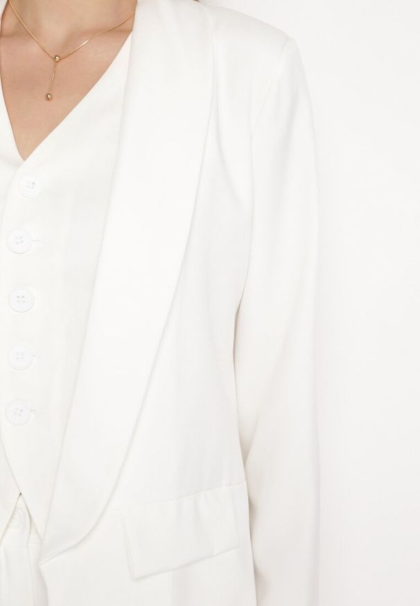 Born2be - Biała Niezapinana Marynarka z Klapami Imitującymi Kieszonki Asandra. Okazja: do pracy, na imprezę. Kolor: biały. Styl: elegancki