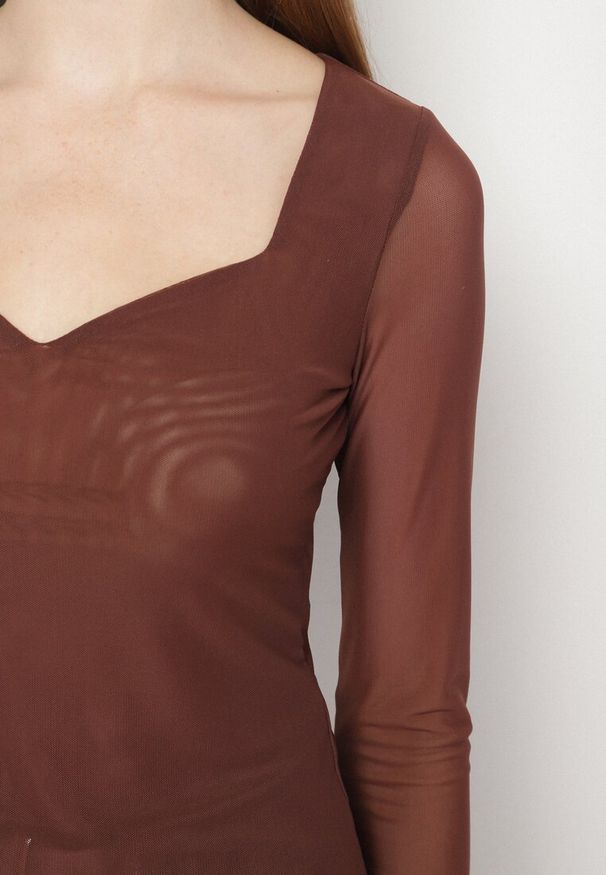 Born2be - Brązowa Bluzka Siateczkowa z Wiskozą z Długim Rękawem i Dekoltem w Serce Elanne. Okazja: na co dzień. Kolor: brązowy. Materiał: wiskoza. Długość rękawa: długi rękaw. Długość: długie. Styl: elegancki, casual, klasyczny