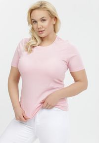 Born2be - Jasnoróżowy T-shirt Akisistae. Kolekcja: plus size. Kolor: różowy. Materiał: materiał, bawełna, dzianina. Długość rękawa: krótki rękaw. Długość: krótkie