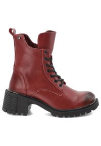 Botki damskie Filippo, na klocku skórzane za kostkę z okrągłym noskiem i na suwak, czerwone, DBT6501-25-RD. Okazja: na co dzień. Nosek buta: okrągły. Zapięcie: sznurówki. Kolor: czerwony. Szerokość cholewki: normalna. Wysokość cholewki: za kostkę. Materiał: skóra. Obcas: na obcasie. Styl: casual, rockowy. Wysokość obcasa: średni #6