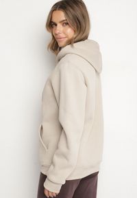 Born2be - Beżowa Bluza z Kapturem i Kangurkową Kieszenią Envila. Okazja: na co dzień. Typ kołnierza: kaptur. Kolor: beżowy. Materiał: jeans. Styl: casual, elegancki