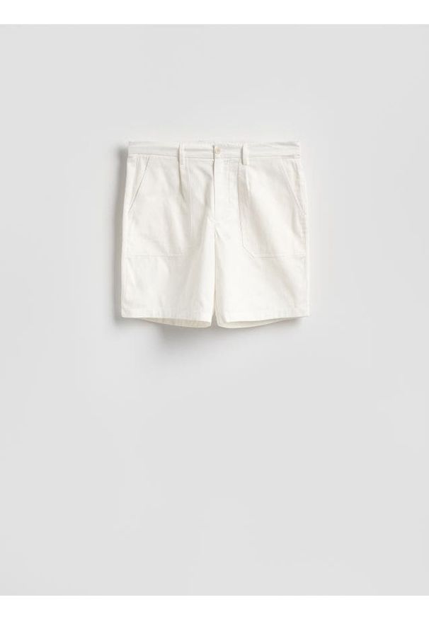 Reserved - Bawełniane szorty regular - biały. Kolor: biały. Materiał: bawełna