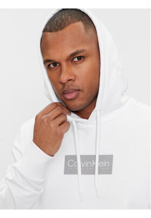 Calvin Klein Bluza Raised K10K112250 Biały Regular Fit. Kolor: biały. Materiał: bawełna