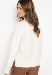 Born2be - Jasnobeżowy Sweter z Półgolfem z Ozdobnym Wzorem na Dzianinie Kirtana. Kolor: beżowy. Materiał: dzianina. Sezon: zima #5