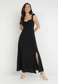 Born2be - Czarna Rozkloszowana Sukienka na Wiązanych Ramiączkach z Rozcięciem Kalora. Kolor: czarny. Materiał: tkanina. Długość rękawa: na ramiączkach. Wzór: gładki. Długość: maxi #1
